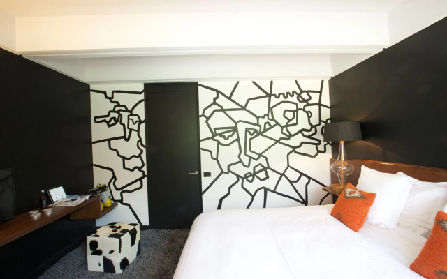 Totem, Friendly Hotel