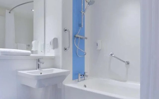 Travelodge Edinburgh Airport Ratho Station