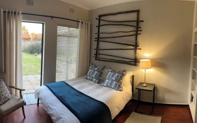 28 La Rochelle Bed & Breakfast
