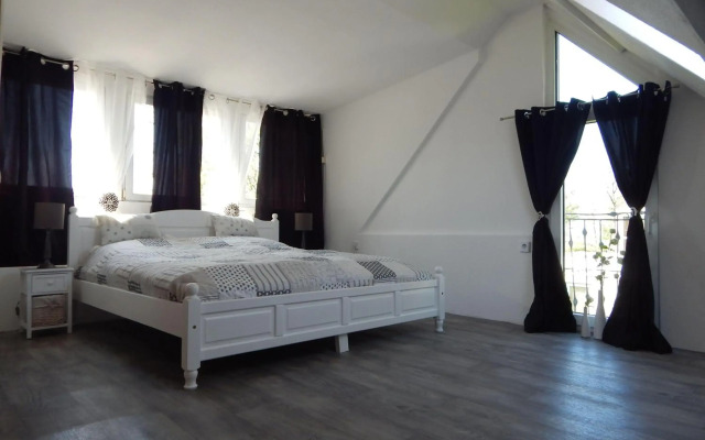 Wunderschoenes-freihstehendes-Ferienhaus-an-der-See-Sauna-Strand-Yachthafen-WLAN
