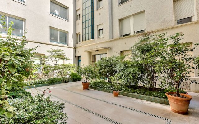 37 - Luxury Flat Montaigne 0