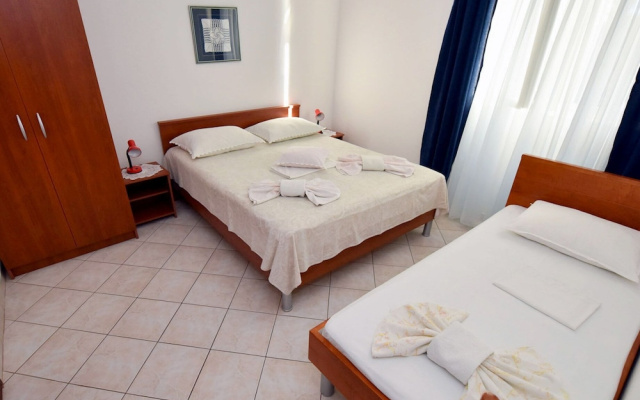 Apartments Mandre Near sea