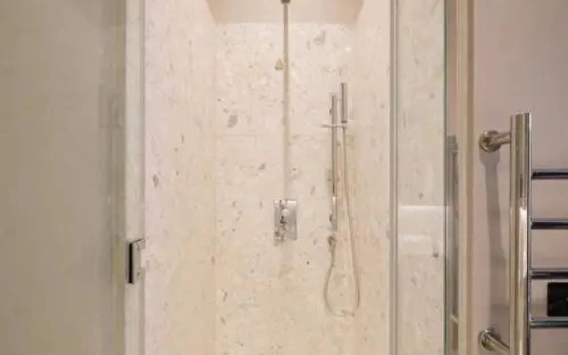 Chill Oxford Street 2Br - Netflix & Natural Light