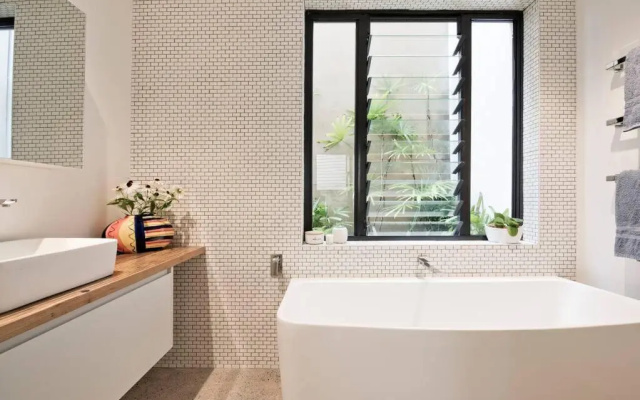 BRON455B - Bronte Beach House with Ocean Views