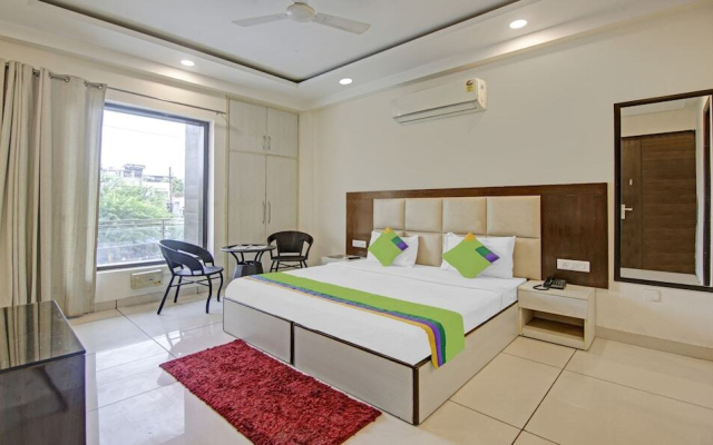 YOYO ROOMS NEAR SECTOR 16 METRO Noida