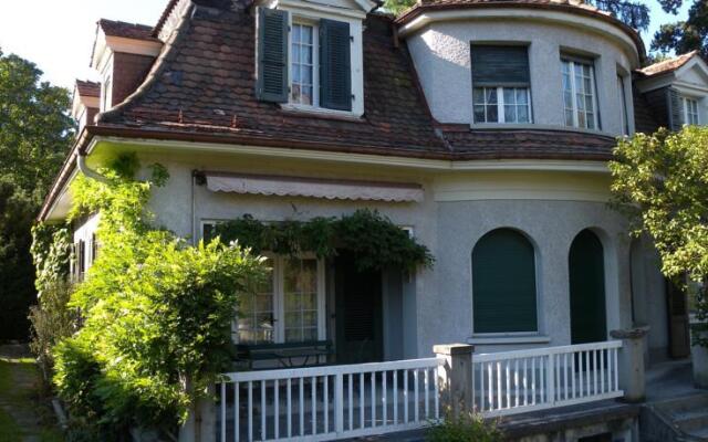 Отель Bed and Breakfast Wildrose вид на фасад