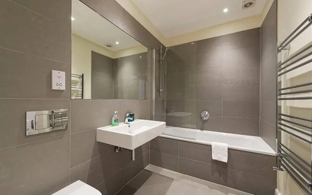 Bright Three Bedroom Apartment in Hammersmith, London