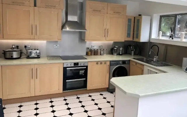 Spacious Apartment in Thornton Road L
