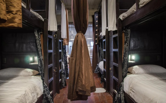 Bed & Butler Hostel