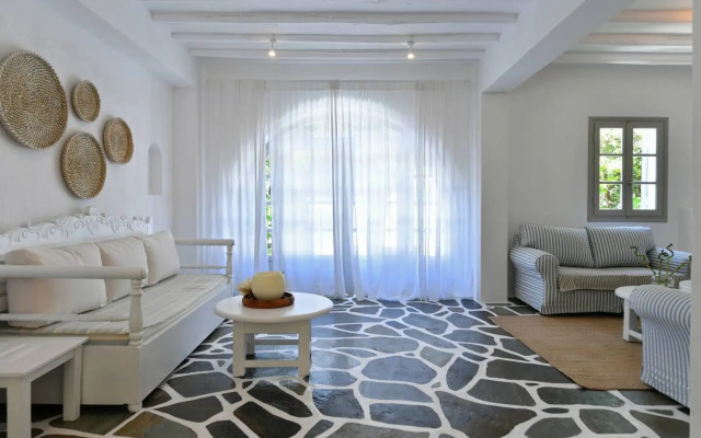 Santa Flora 3 Bedroom House – Parikia’s Edge