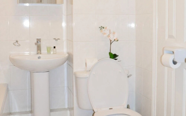 OYO Home Docklands 2 Bedroom Apartment