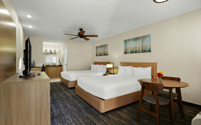 La Fuente Inn & Suites