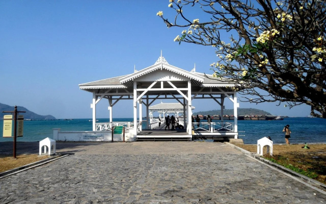 Sichang Sabaidee Holiday House