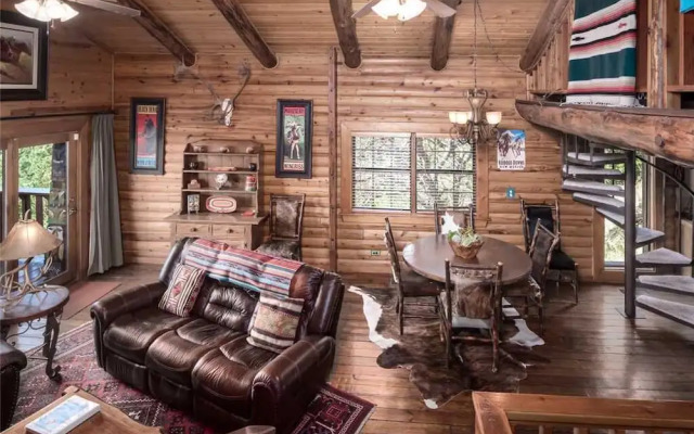 Buena Vida - Three Bedroom Cabin with Hot Tub