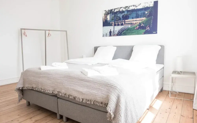 Beautiful 2-bed With Large Balcony