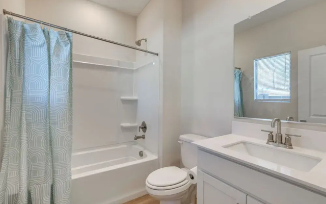 Community Pool & Hiking Trails: Red Fox Retreat 2