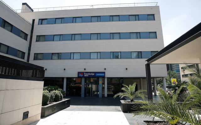 Отель Travelodge Torrelaguna Мадрид вид на фасад