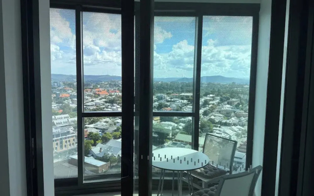 Luxury Apartments w Rooftop Pool CBD