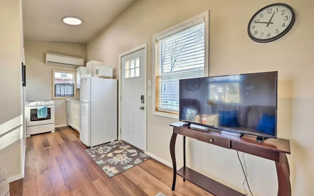 1 Mi to Dtwn Rogers: Convenient Getaway w/ Patio