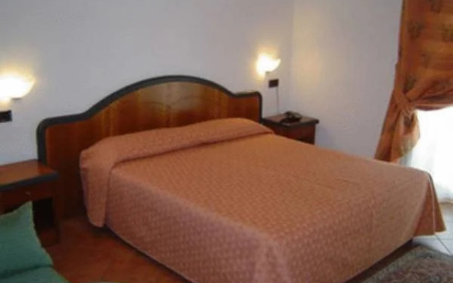 Salaria Hotel