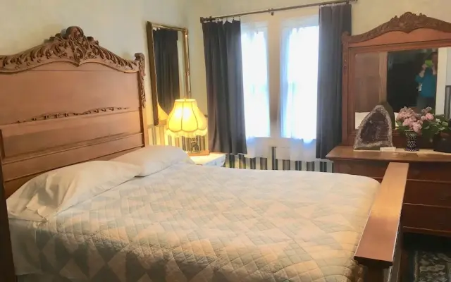 Old Iron Inn Bed and Breakfast
