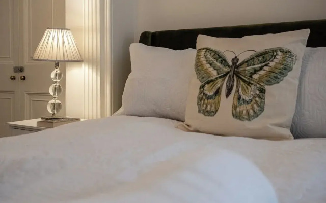 Garden Flat Apartment in Grosvenor Place