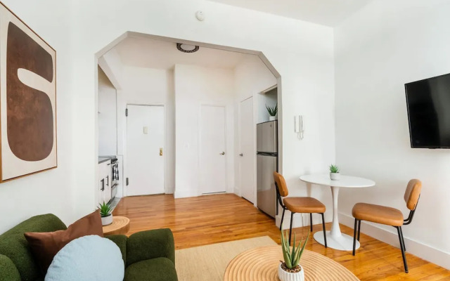 444-1a Beautiful 1BR Midtown West