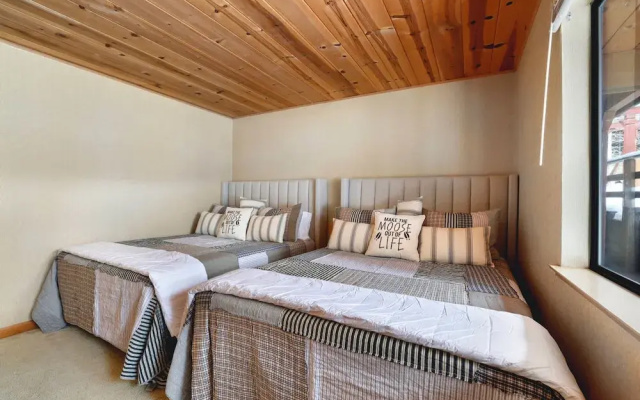 Tahoe Forest Chalet 3BR House w/ Mountain Views
