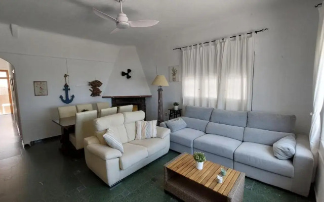 CHALET A 5 METROS DEL MAR.Wifi gratis