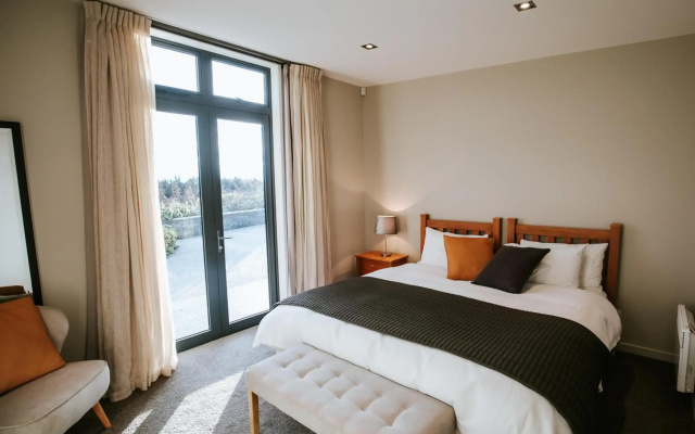Mt Gold Retreat - Sleeps 8 - Spa Pool - Tennis Court