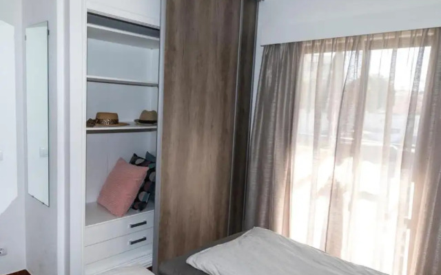 Stunning Olhos do Mar Apt, Albufeira