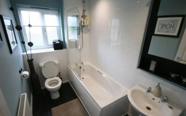Contractorscleancharming 2-bed House in Coventry