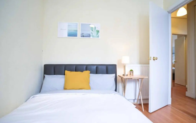 Modern Flat in Rosemount City Centre