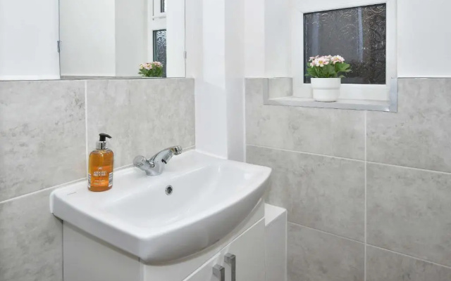 Orion House - sleeps 6, driveway, garden