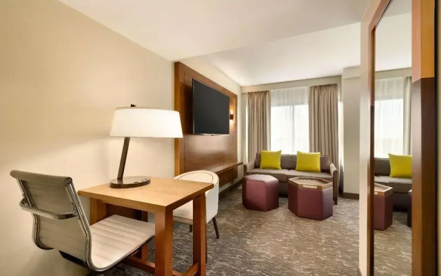 Hilton Phoenix Suites