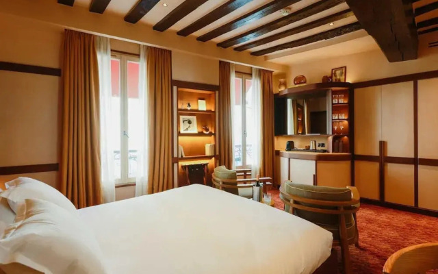 Confidential Room 4, a Stone's Throw From the Louvre