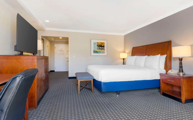 Best Western Plus Marina Shores Hotel