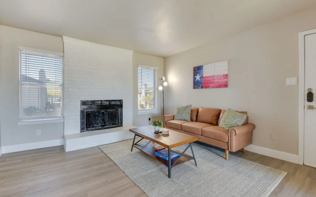 6 Mi to At&t Stadium: Grand Prairie Apt w/ Balcony