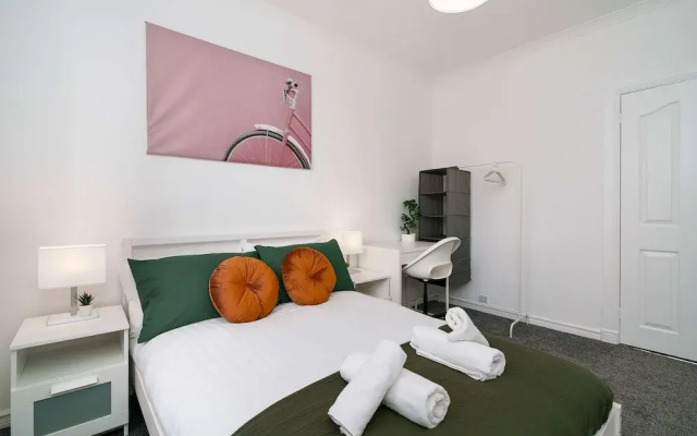 Free Parking - 2 Bedroom Flat