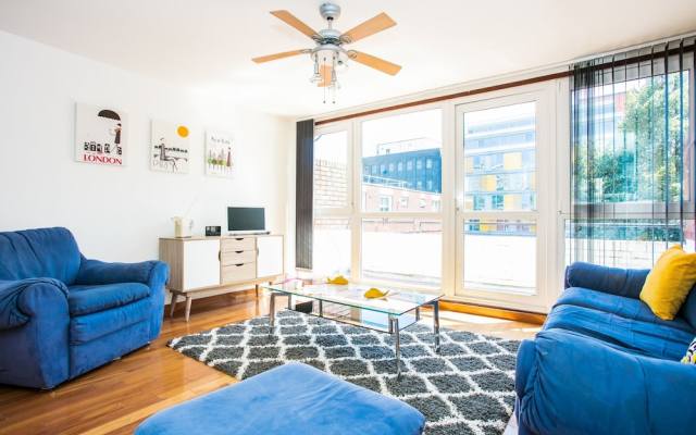 2 Bedroom Flat In Old Street With Private Balcony