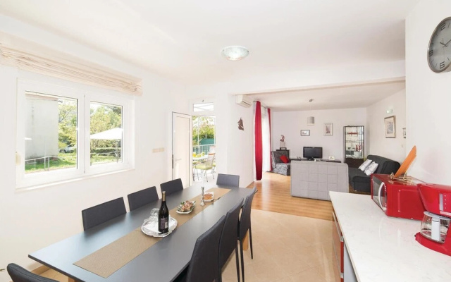 Amazing Home in Kastel Stafilic With Wifi and 3 Bedrooms