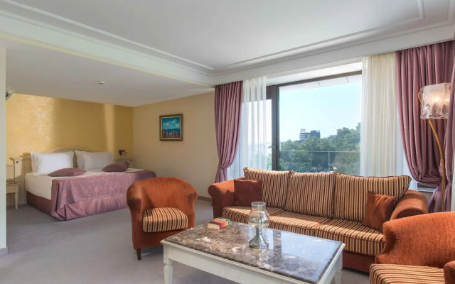 Palace Hotel - Sunny Day Resort