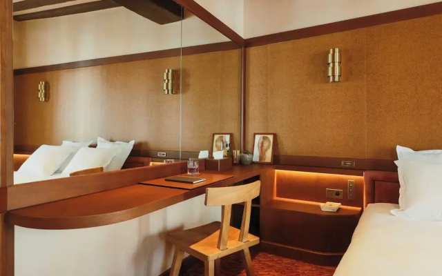 Confidential Room 5, a Stone's Throw From the Louvre