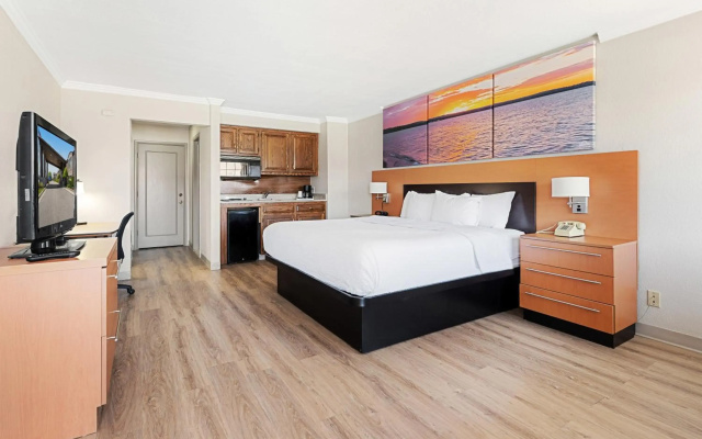 Days Inn & Suites by Wyndham Roseville/Detroit Area