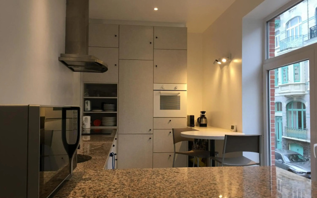 family stay Ostend 300m from beach free public Parking