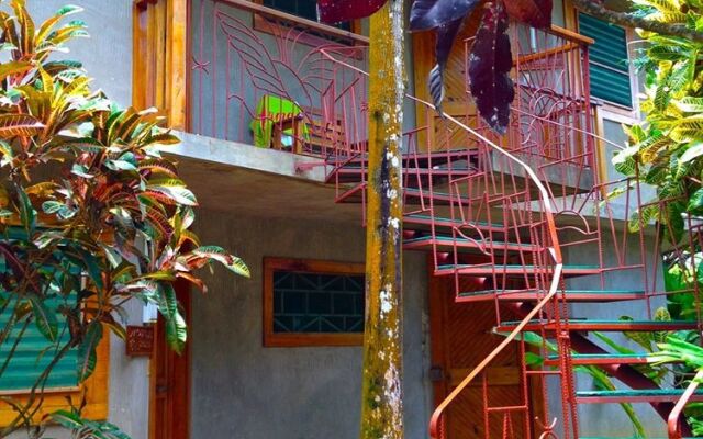 Отель Whistling Bird Resort вид на фасад