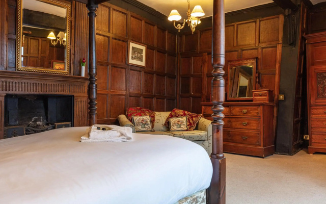 The New Inn by Roomsbooked
