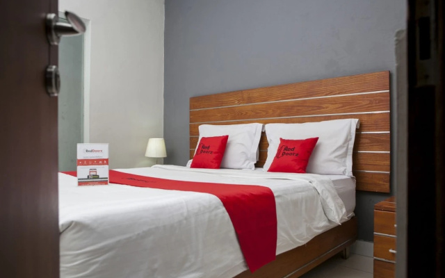 RedDoorz Plus near Asia Afrika 3