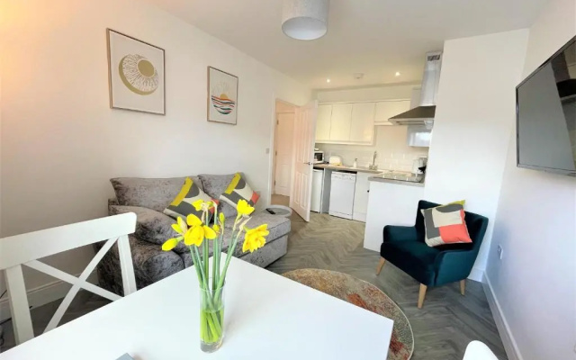 Modern 2 Bed Apt Centre of Penzance, Lift Access