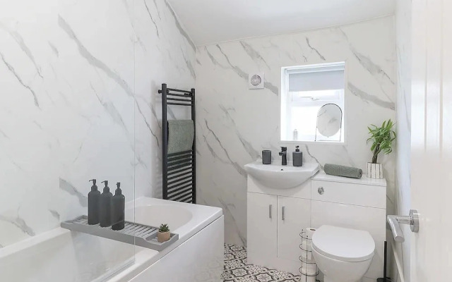 Perfect Booking 4 Bed Home in Aberdare